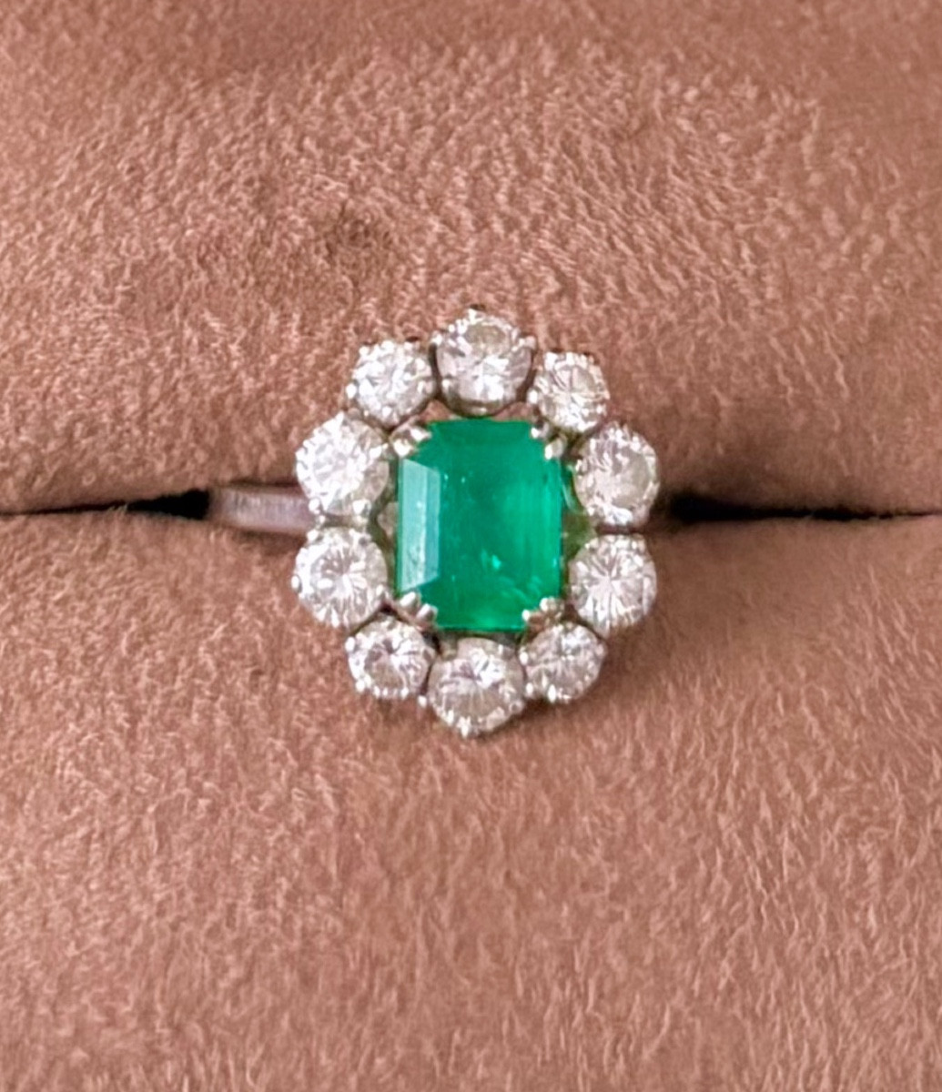 Daisy Ring In White Gold With Emerald And Diamonds