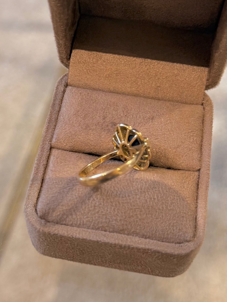 Bague entourage en or jaune, saphir et diamants-photo-2