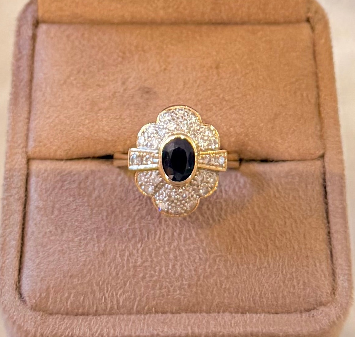 Bague entourage en or jaune, saphir et diamants