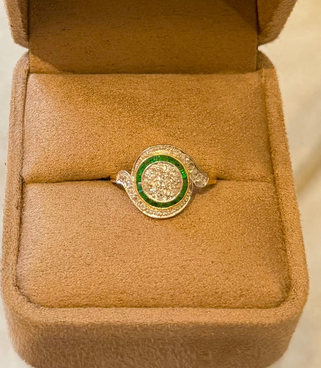 Cible Tourbillon Ring In Yellow Gold, Emeralds And Diamonds