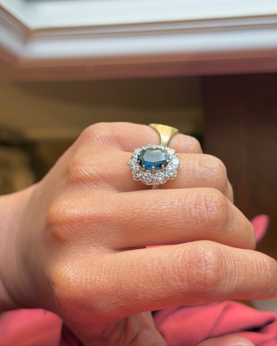 Pompadour Ring In White Gold With Sapphire And Diamonds-photo-2