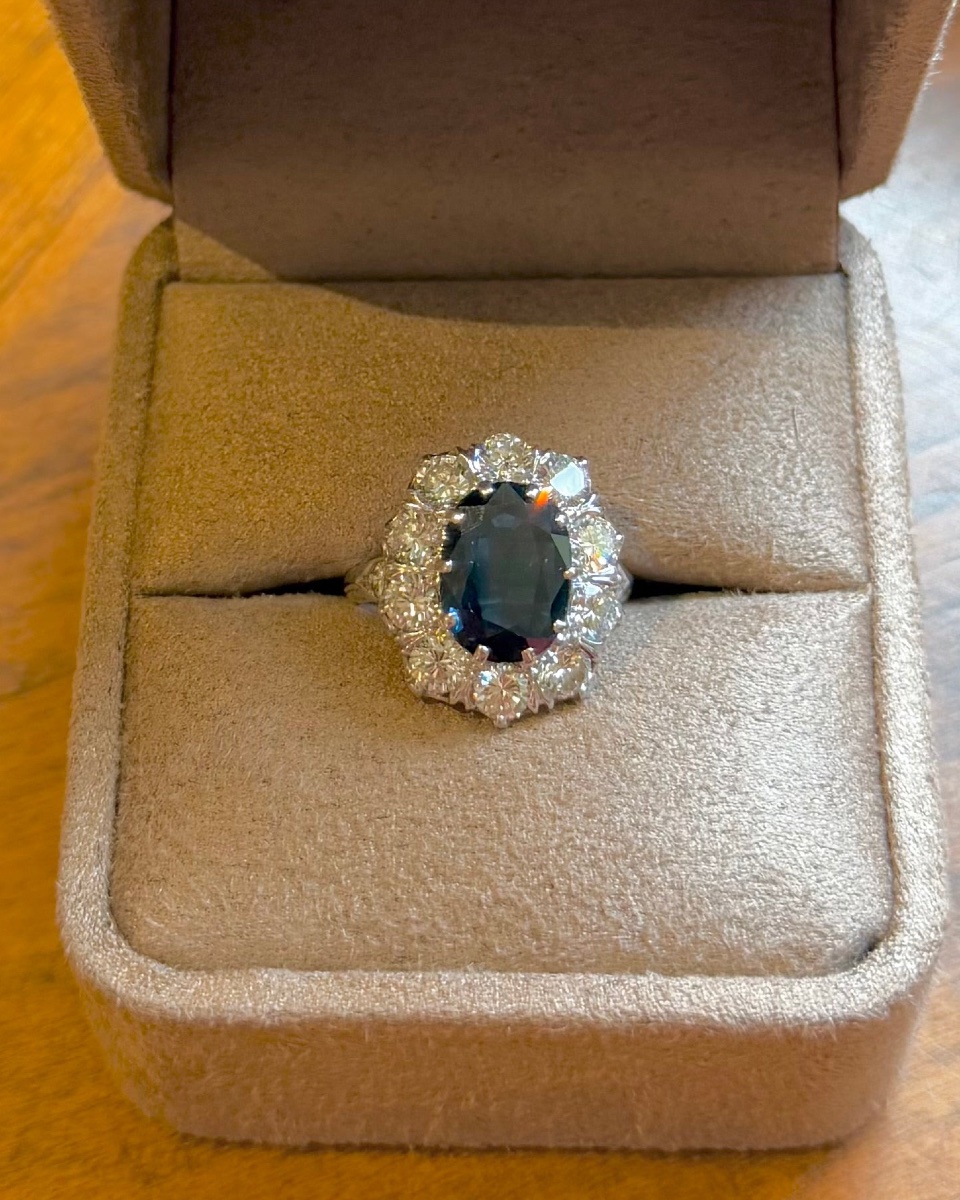 Pompadour Ring In White Gold With Sapphire And Diamonds-photo-3