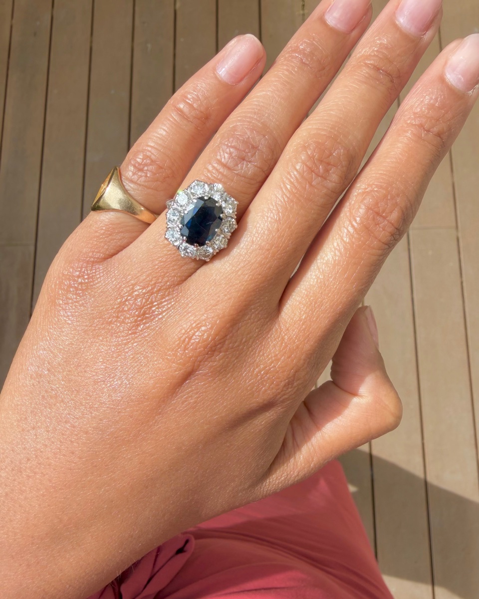 Pompadour Ring In White Gold With Sapphire And Diamonds-photo-3