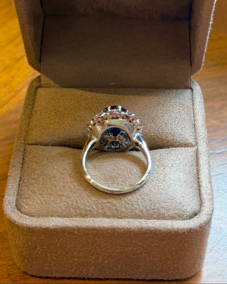 Pompadour Ring In White Gold With Sapphire And Diamonds-photo-4