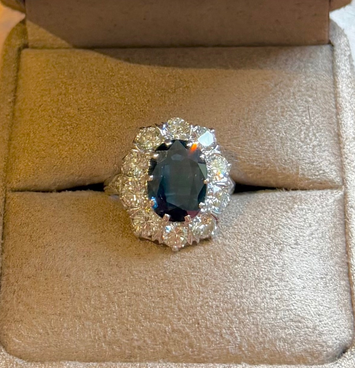 Pompadour Ring In White Gold With Sapphire And Diamonds