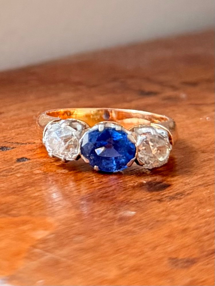 Bague Jarretière en or rose, saphir et diamants