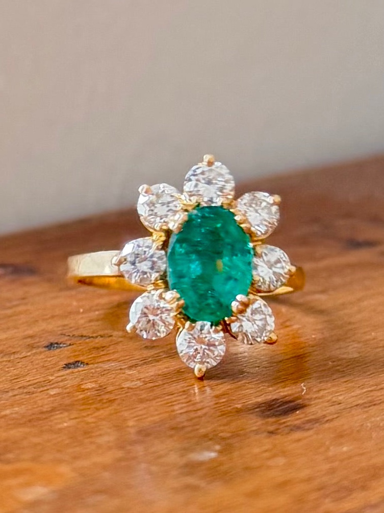 Bague Marguerite en or jaune, émeraude et diamants