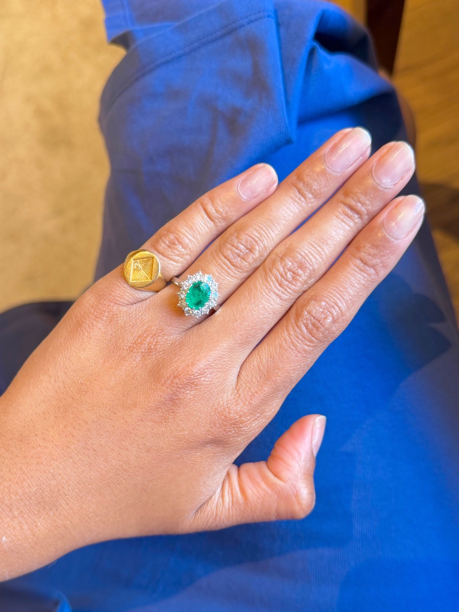 Marguerite Ring In White Gold, Emerald And Diamonds-photo-3