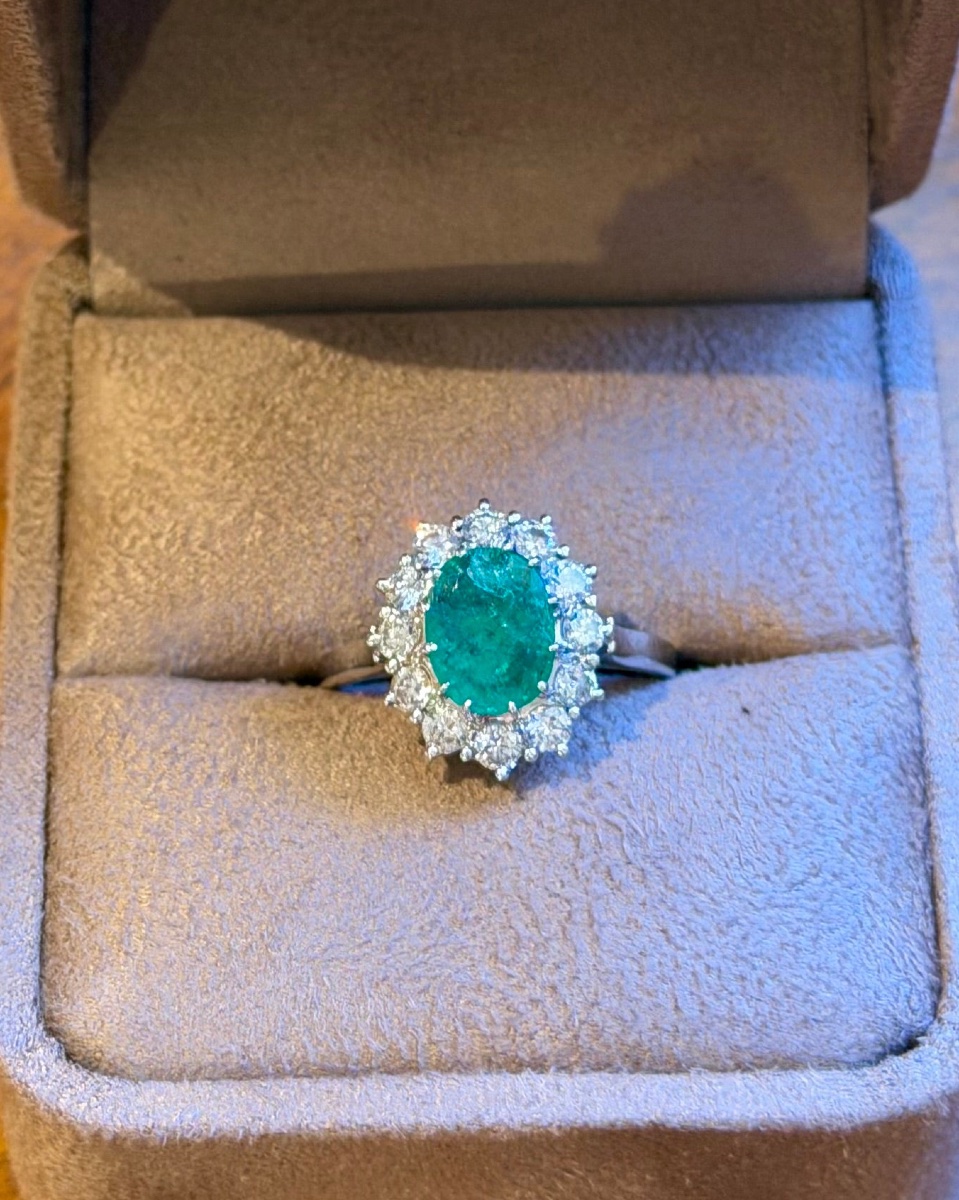 Marguerite Ring In White Gold, Emerald And Diamonds-photo-4