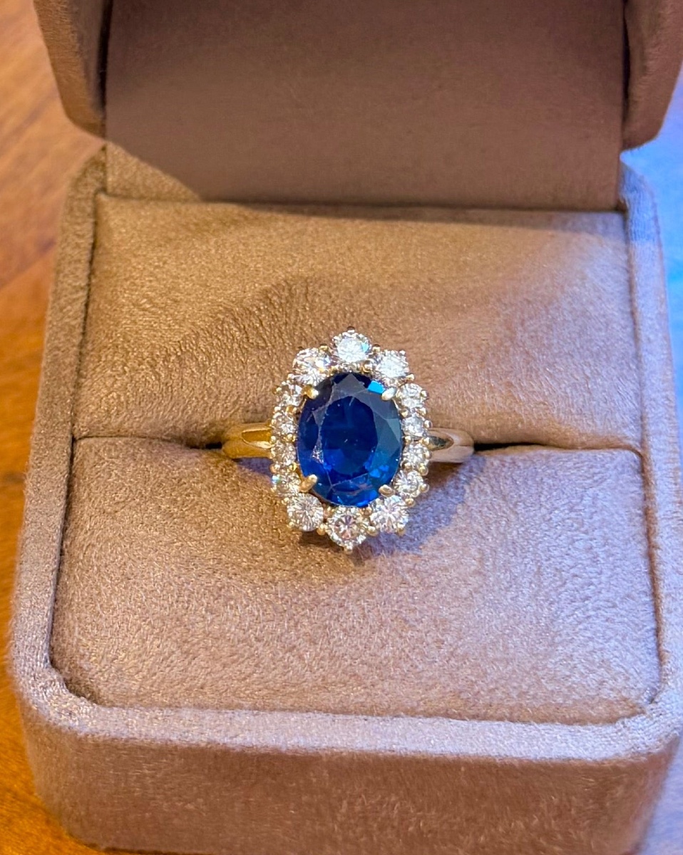 Marguerite Ring In Yellow Gold, Sapphire And Diamonds