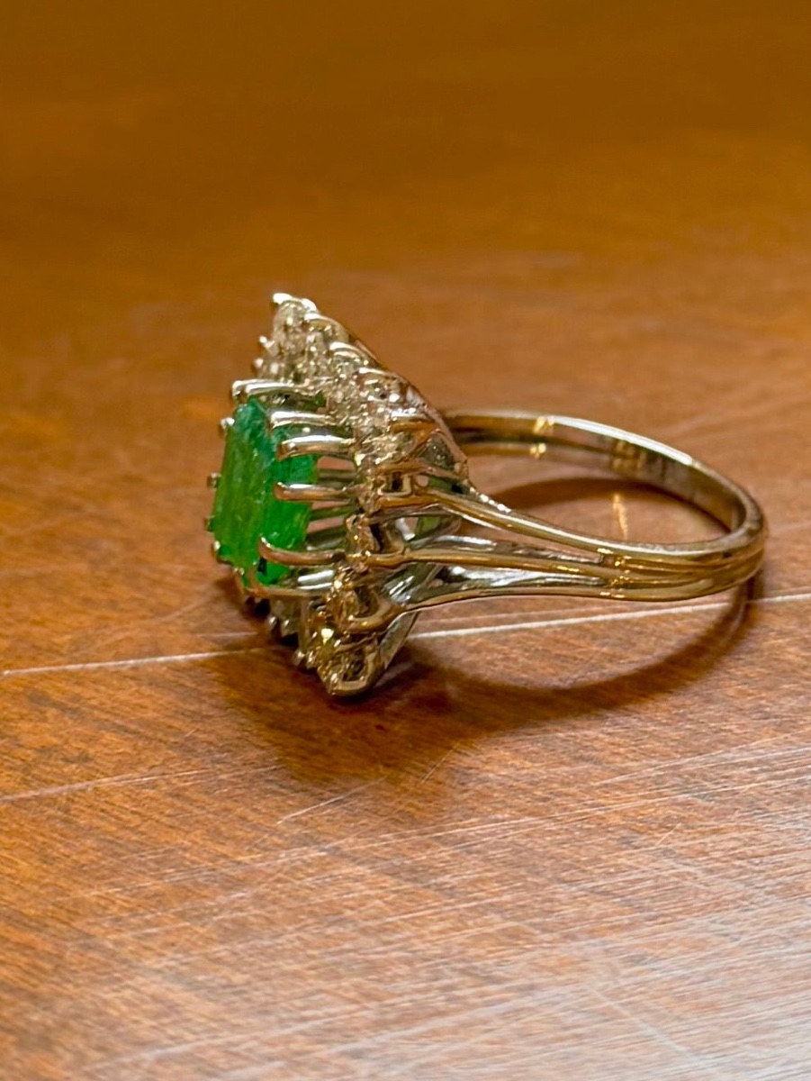 Bague entourage en or blanc, émeraude et diamants-photo-3
