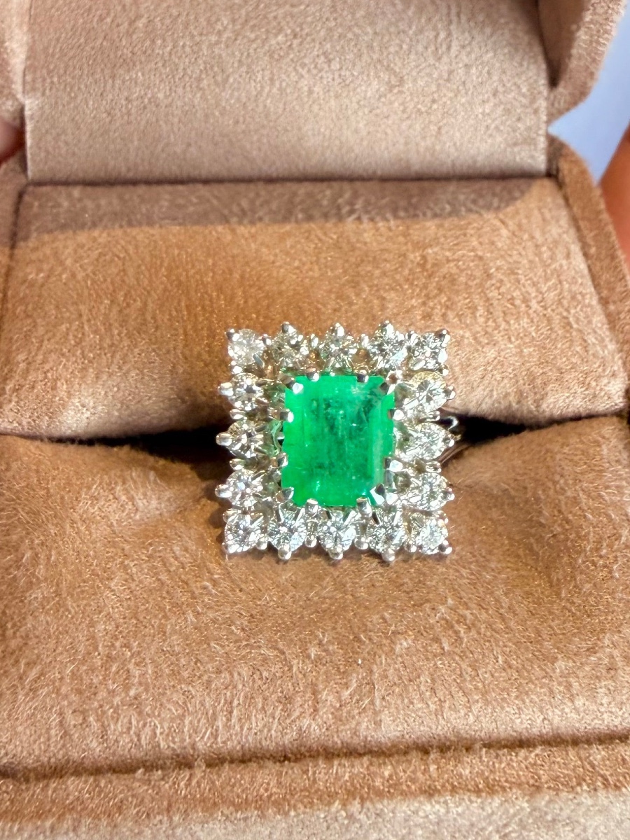 Bague entourage en or blanc, émeraude et diamants