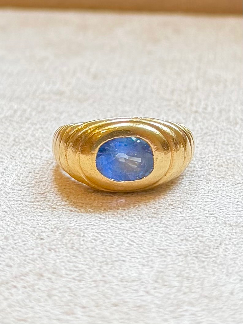 Bague jonc or jaune et saphir