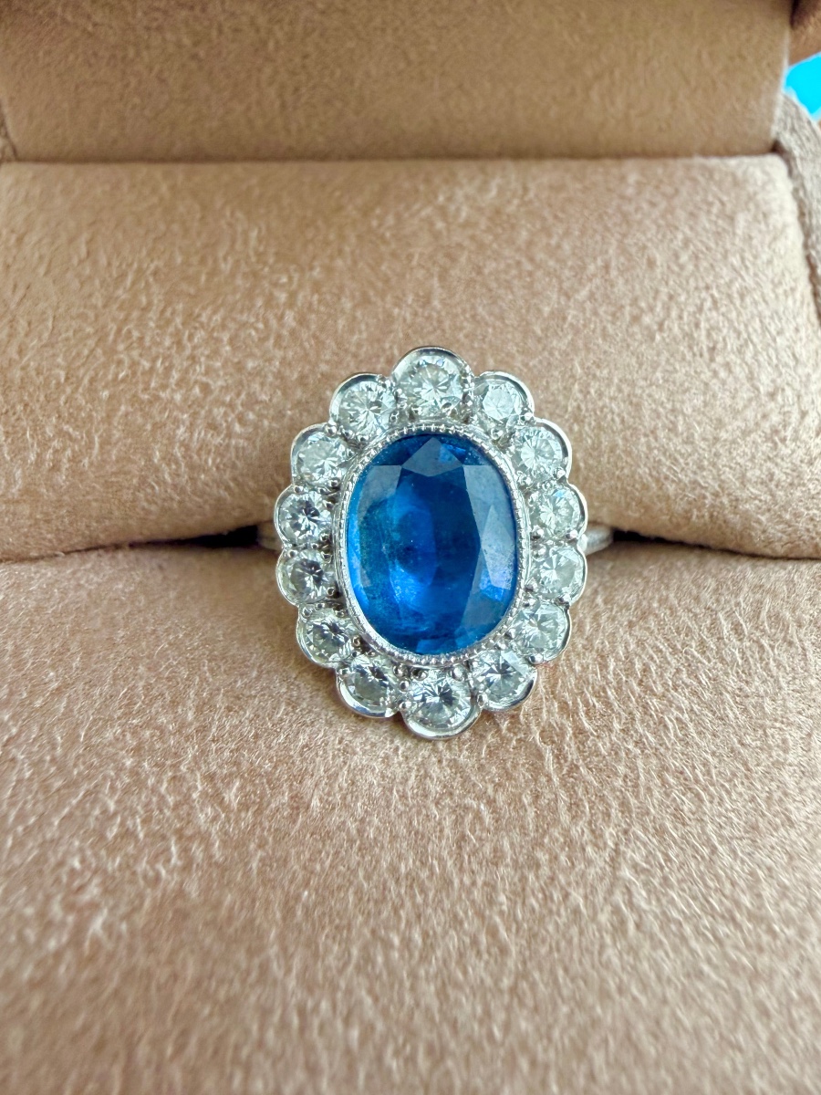 Bague Pompadour en or blanc saphir et diamantsur