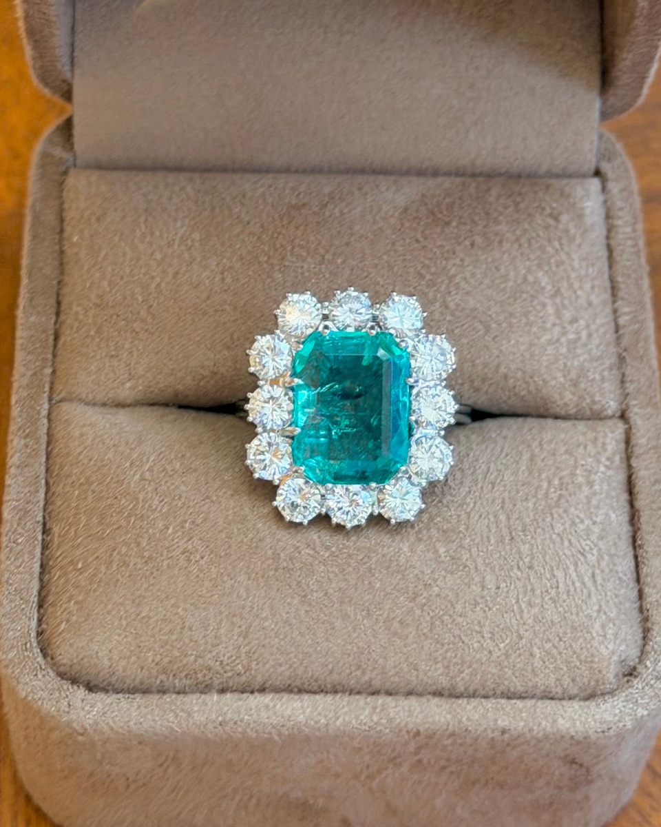 Pompadour Ring In White Gold With Colombian Emerald And Diamonds-photo-1