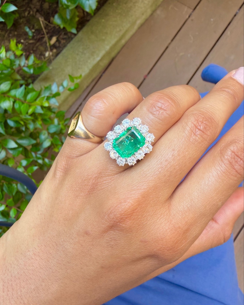 Pompadour Ring In White Gold With Colombian Emerald And Diamonds-photo-2