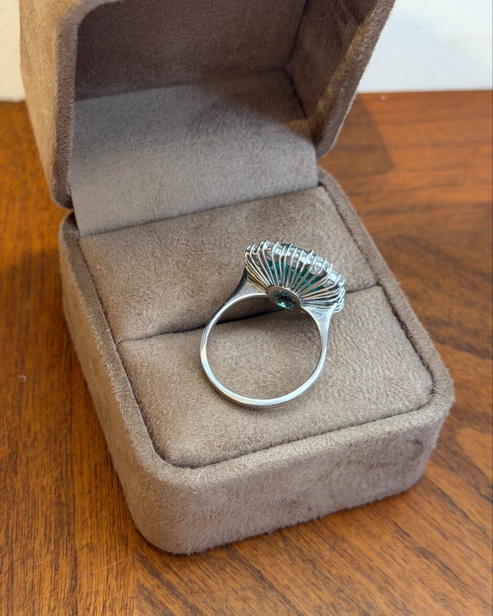 Pompadour Ring In White Gold With Colombian Emerald And Diamonds-photo-3