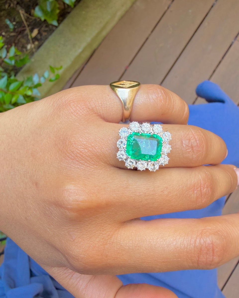 Pompadour Ring In White Gold With Colombian Emerald And Diamonds-photo-5