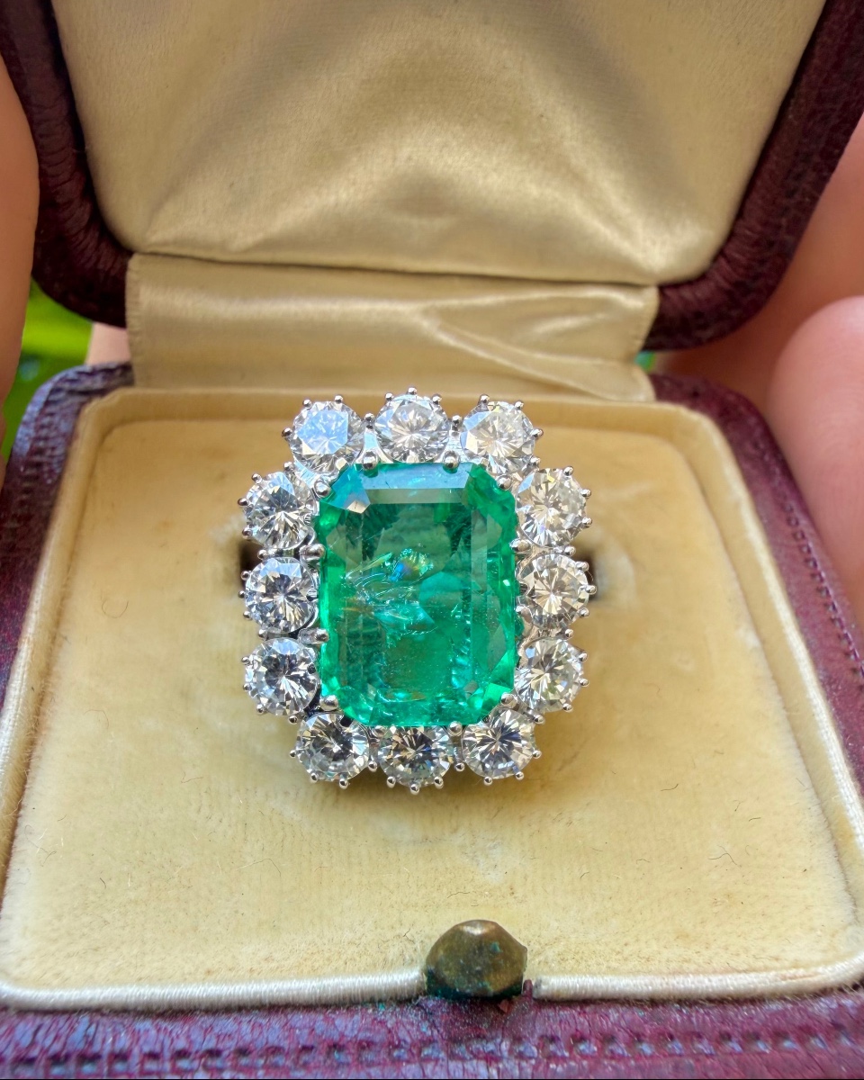 Pompadour Ring In White Gold With Colombian Emerald And Diamonds