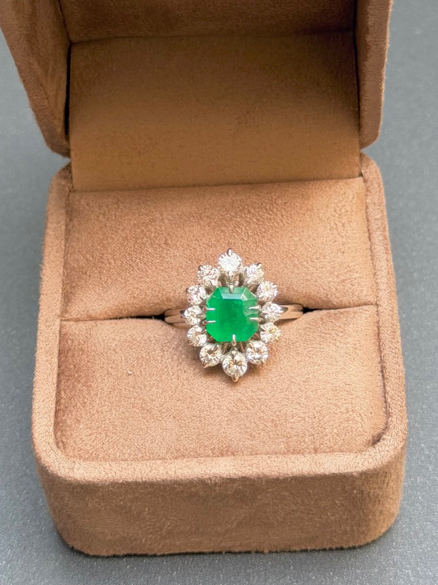 Pompadour Ring In Emerald And Diamond White Gold-photo-3