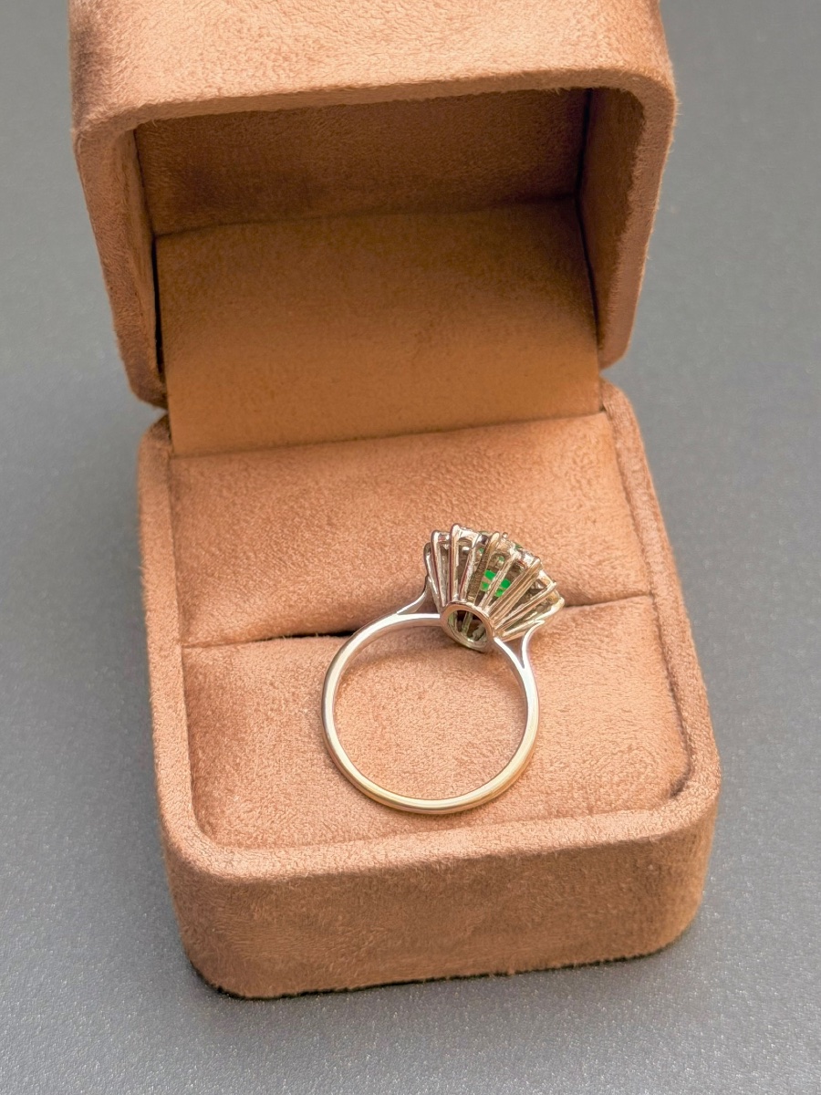 Pompadour Ring In Emerald And Diamond White Gold-photo-3