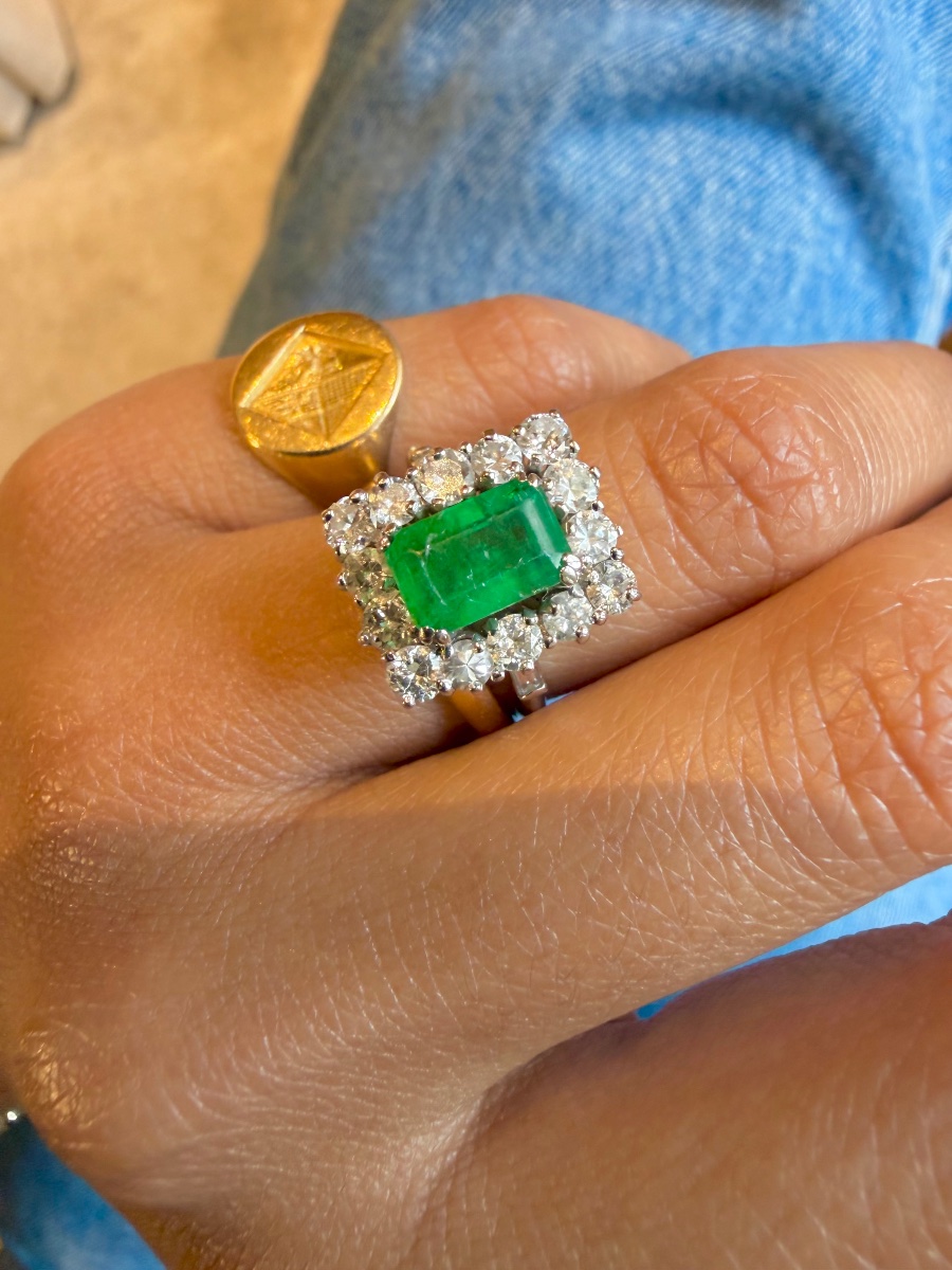 Bague en or blanc émeraude et diamants