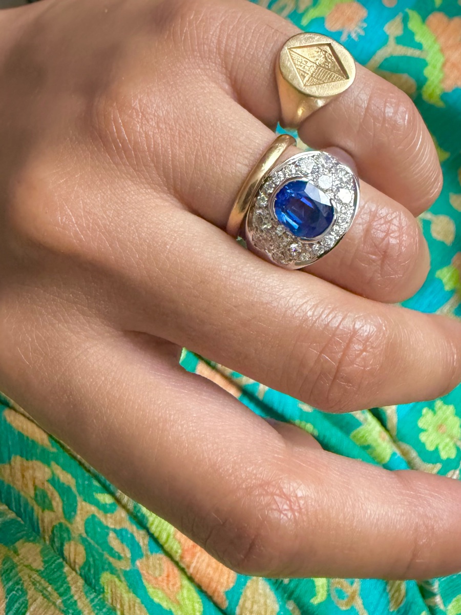 White Gold Band Ring With Sapphire And Diamonds-photo-3