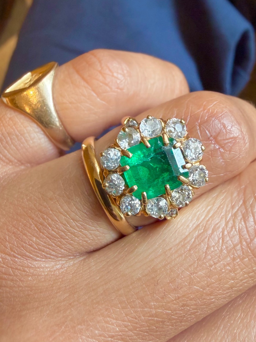 Bague Pompadour en or jaune émeraude et diamants-photo-2