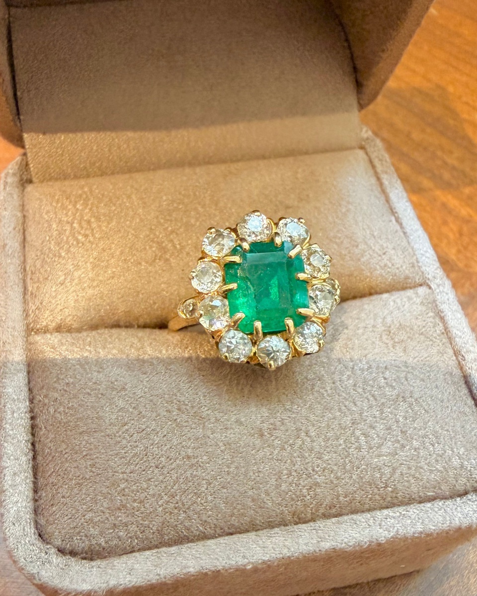 Bague Pompadour en or jaune émeraude et diamants-photo-4