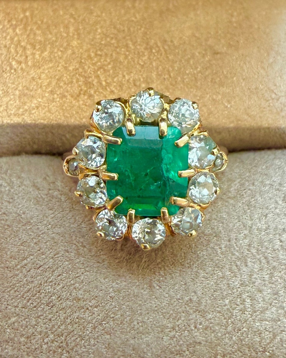 Bague Pompadour en or jaune émeraude et diamants