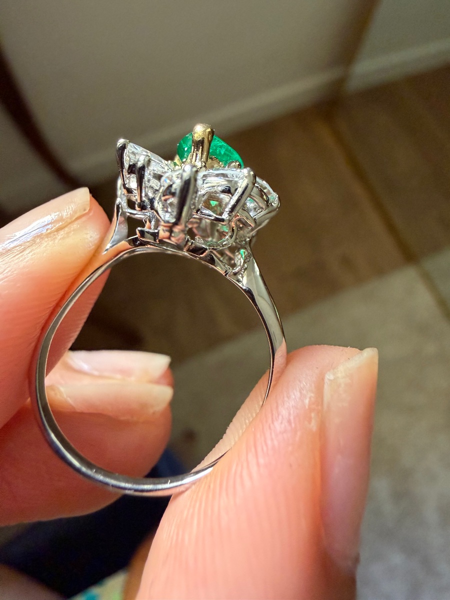 Bague en or blanc émeraude et diamants-photo-3