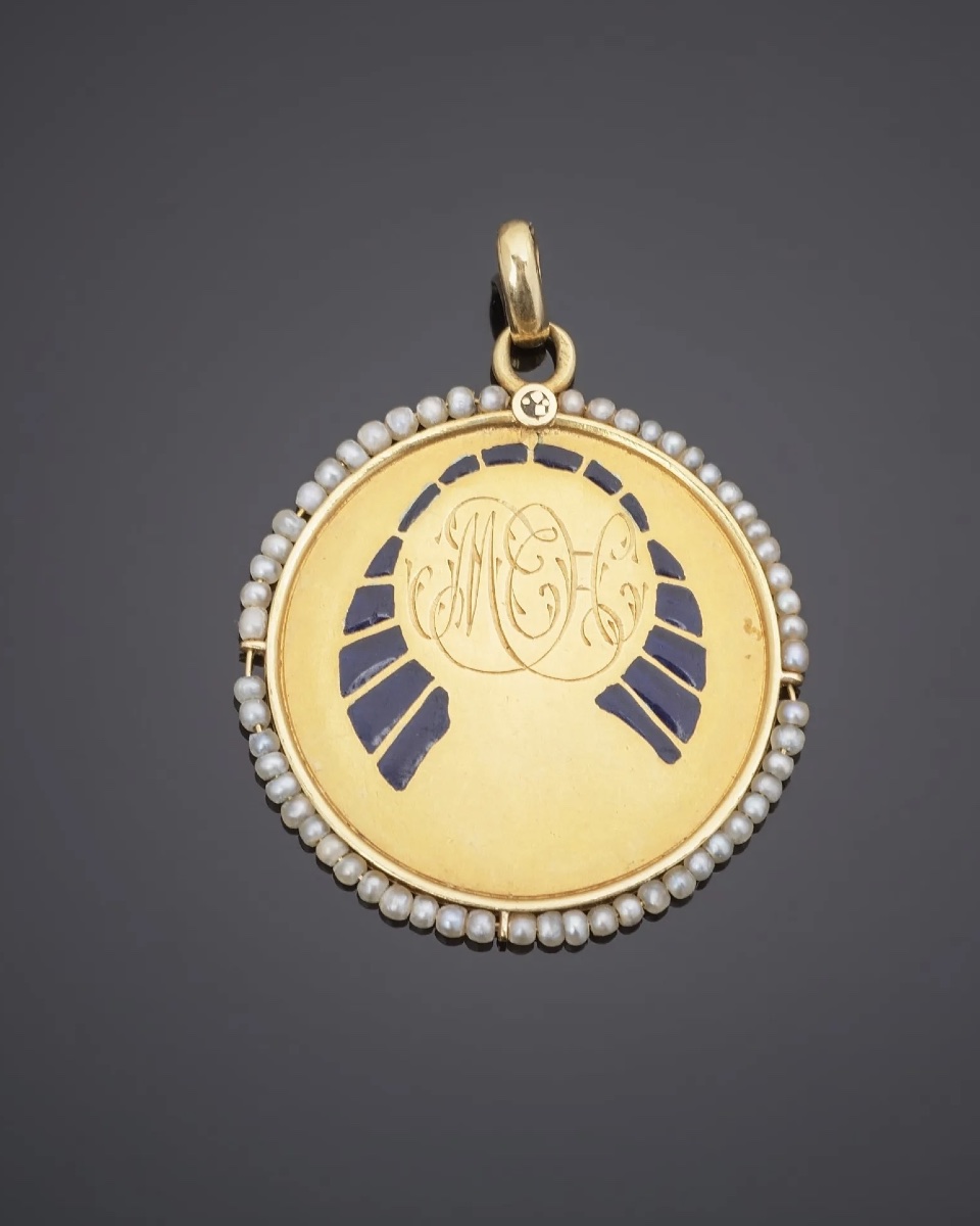 Médaille Sainte Vierge Marie en or jaune, émail et perles fines-photo-4