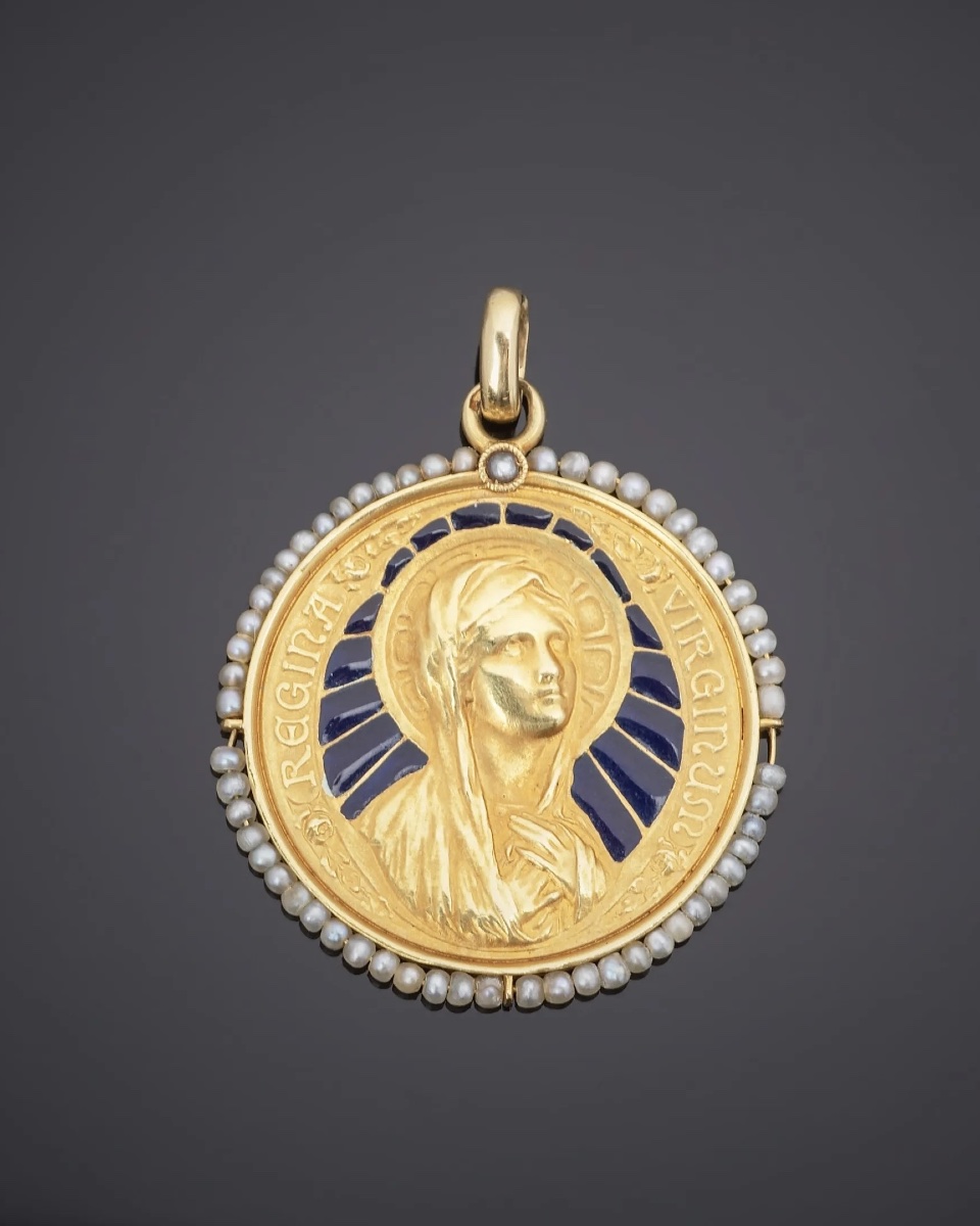 Médaille Sainte Vierge Marie en or jaune, émail et perles fines