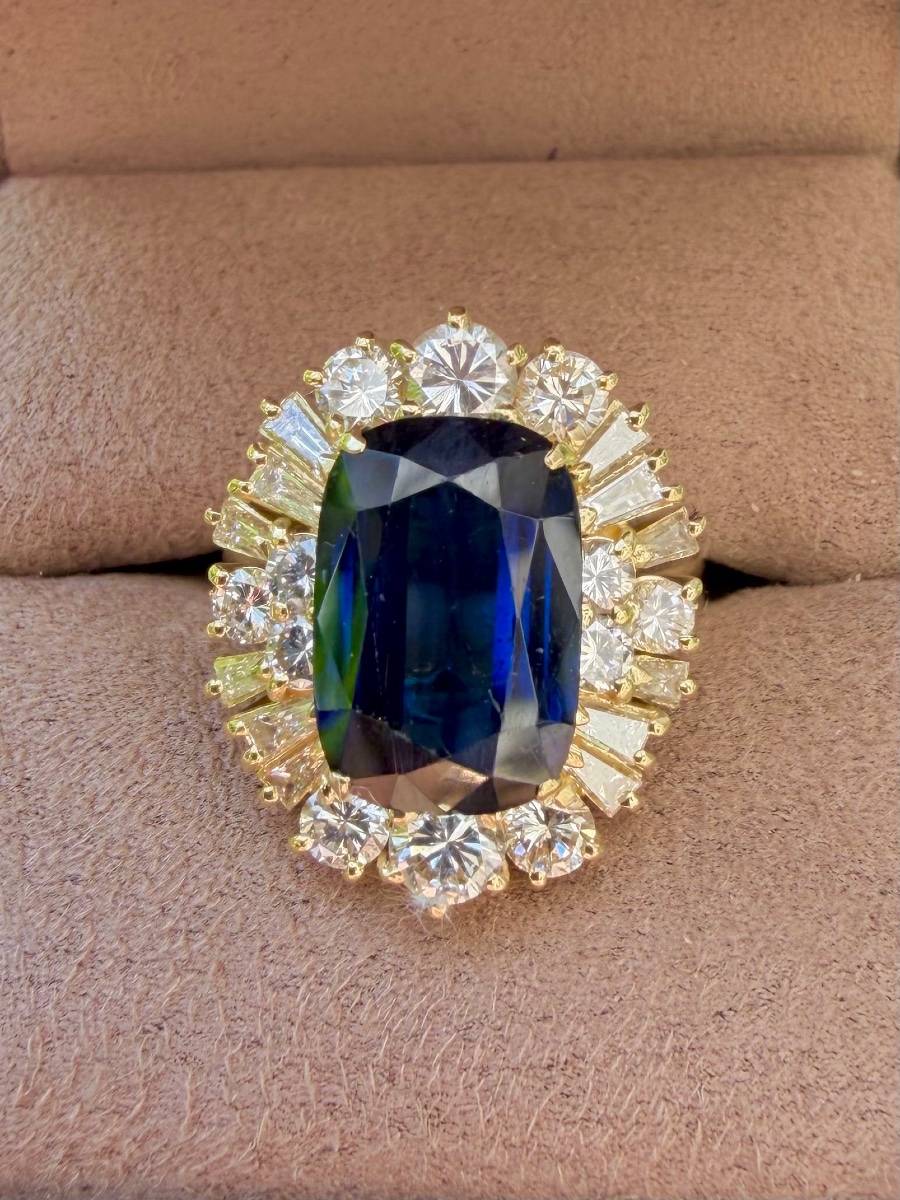 Pompadour Ring In Yellow Gold With Verneuil Sapphire And Diamonds 