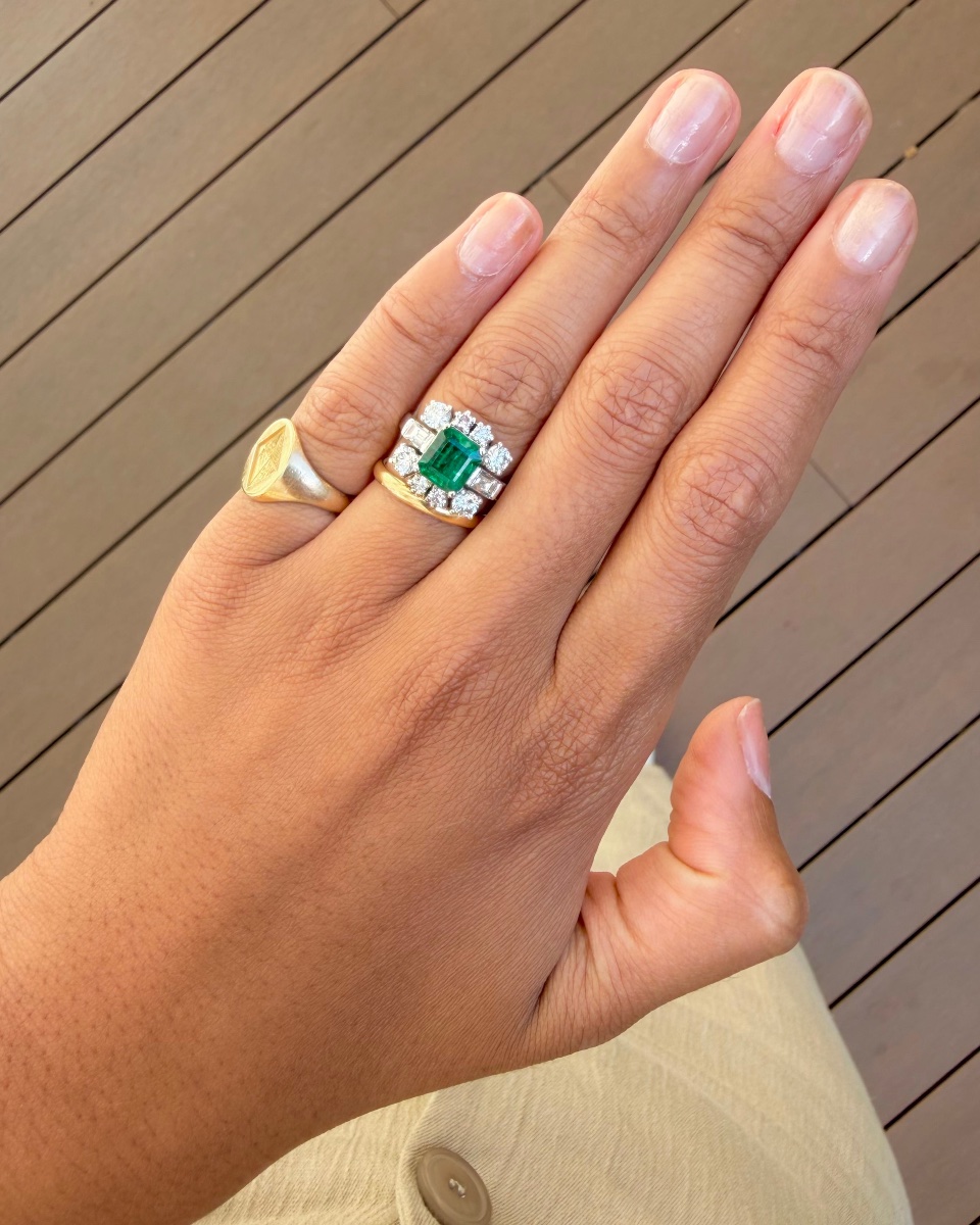 White Gold Ring With Emerald And Diamonds-photo-2