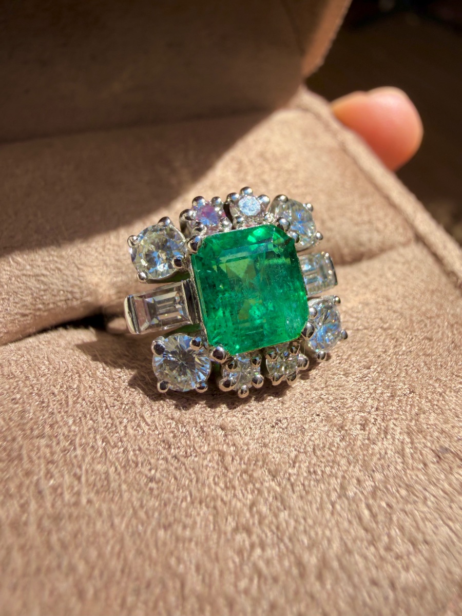 White Gold Ring With Emerald And Diamonds-photo-3