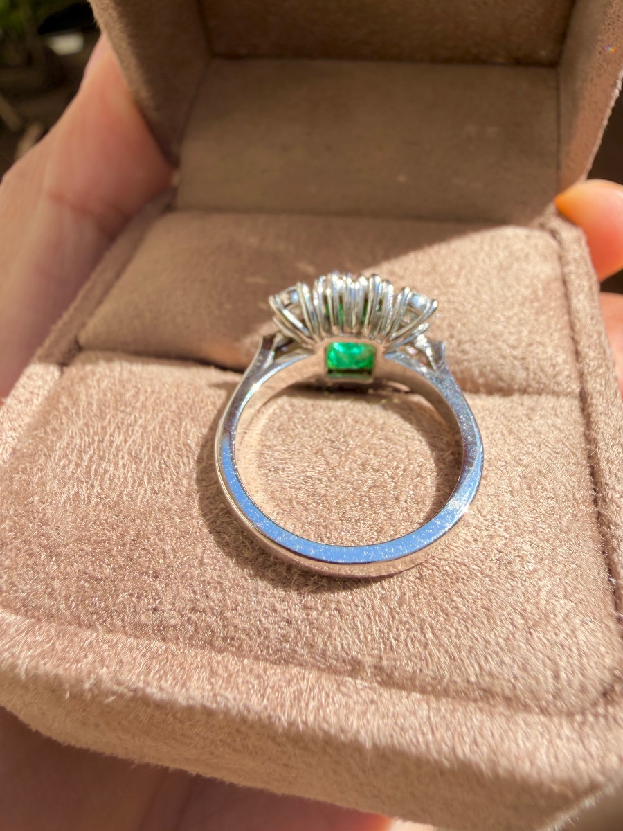White Gold Ring With Emerald And Diamonds-photo-4