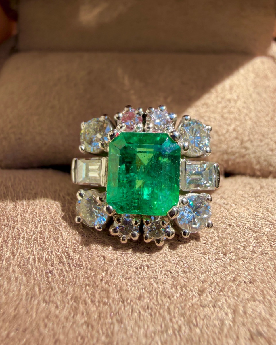 White Gold Ring With Emerald And Diamonds