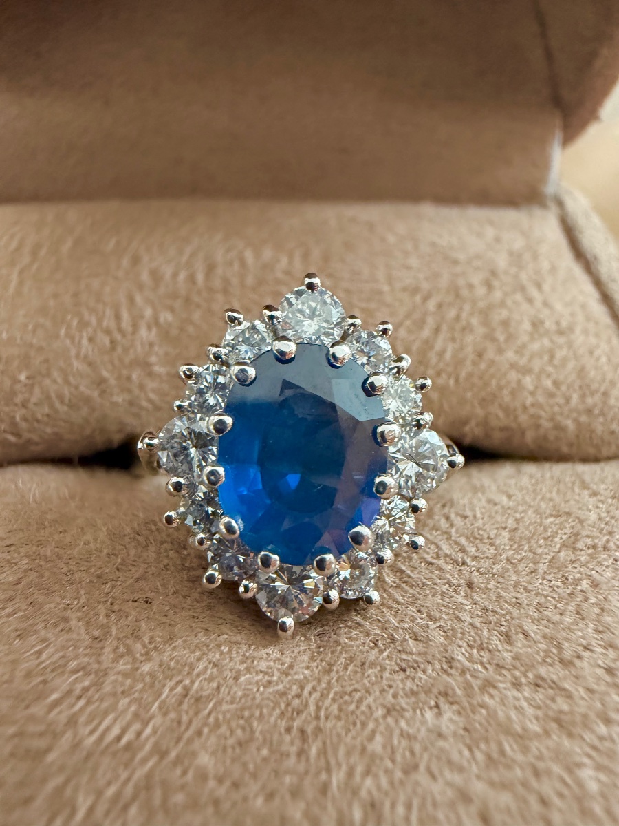Bague Pompadour en or blanc saphir et diamants