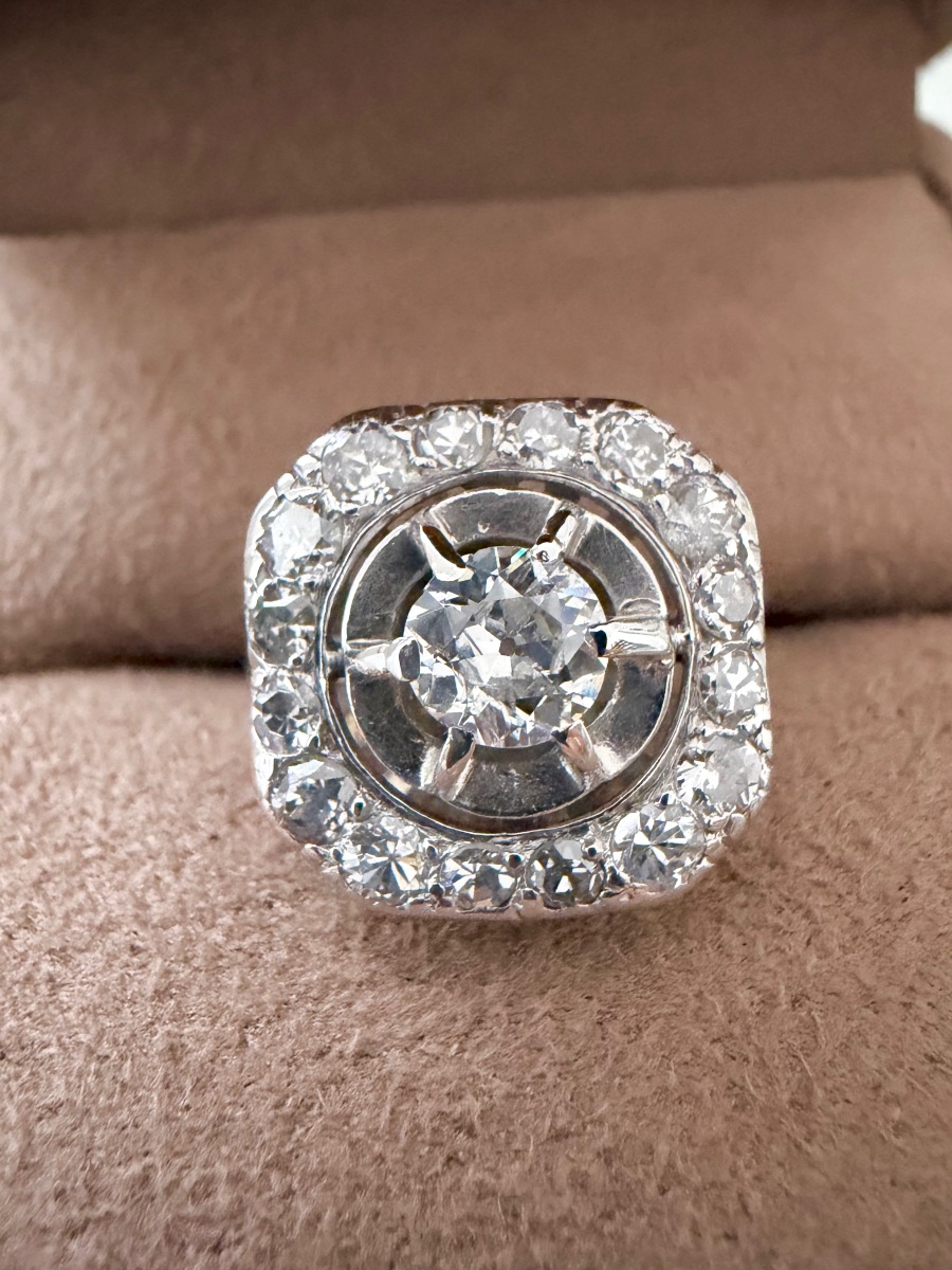 Art Deco Ring In White Gold With 1.5 Carats Of Diamonds