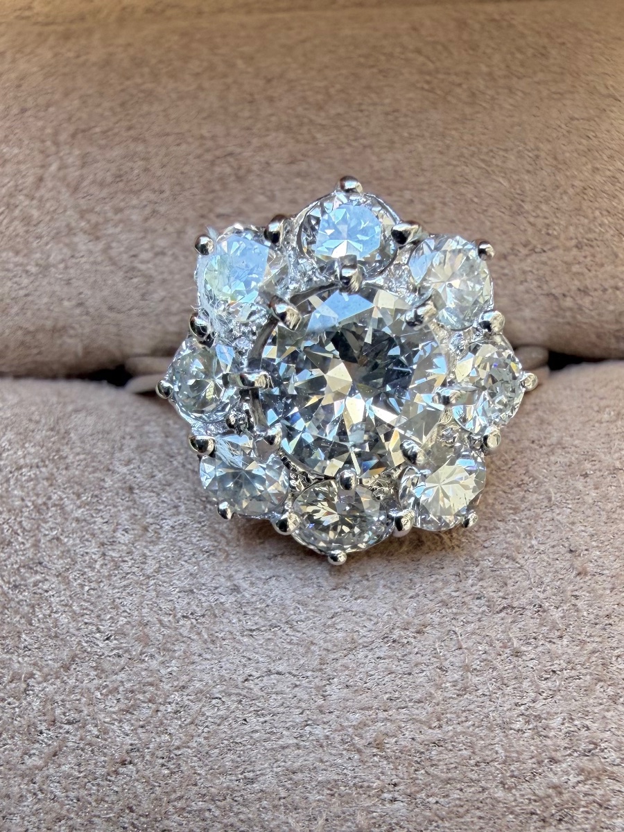 Marguerite Ring In White Gold And Diamonds 
