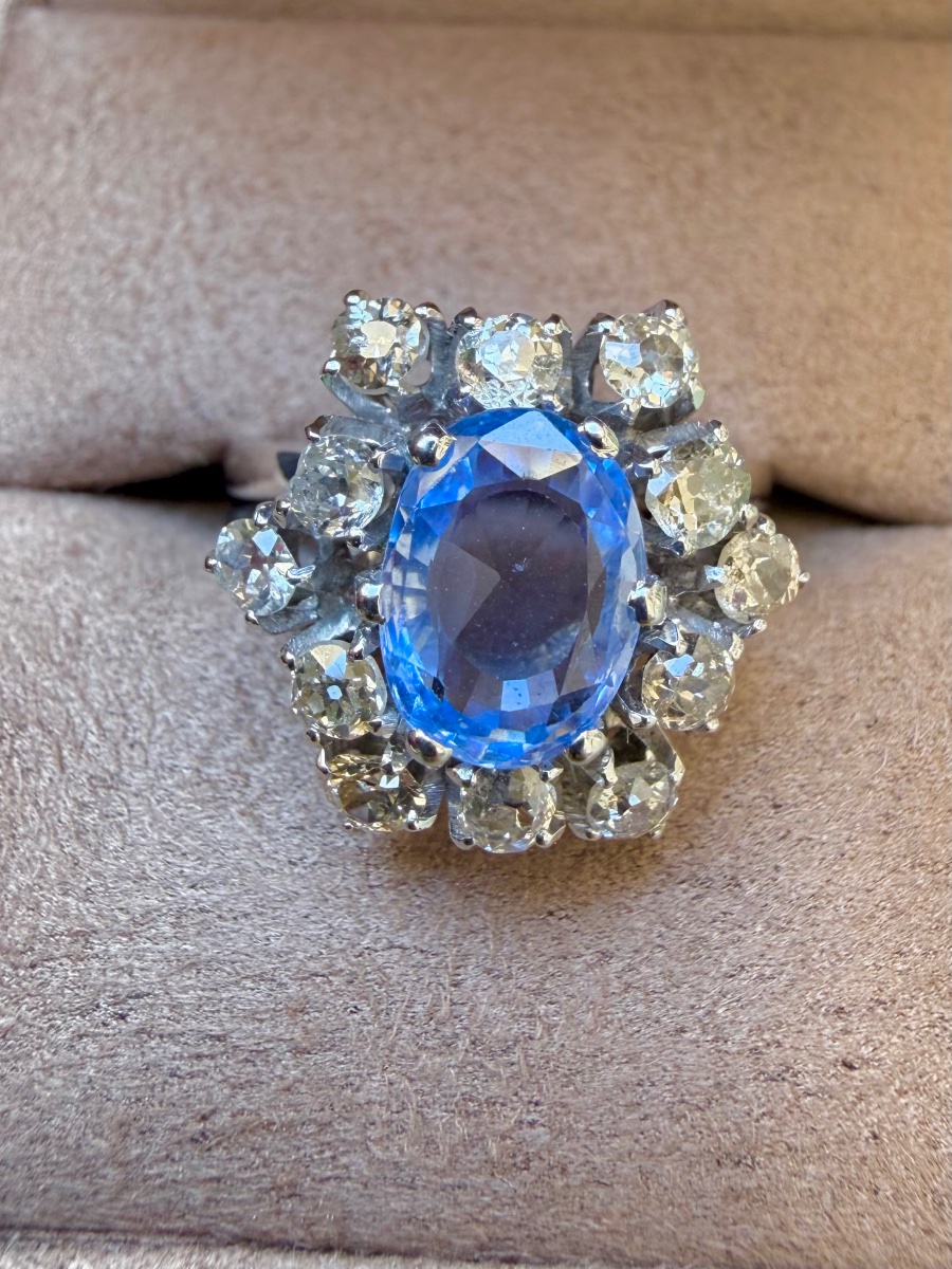 Bague entourage en or blanc saphir Ceylan et diamants -photo-1