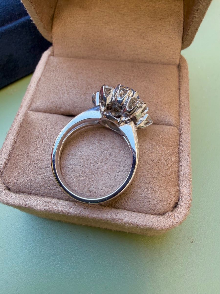Bague entourage en or blanc saphir Ceylan et diamants -photo-4