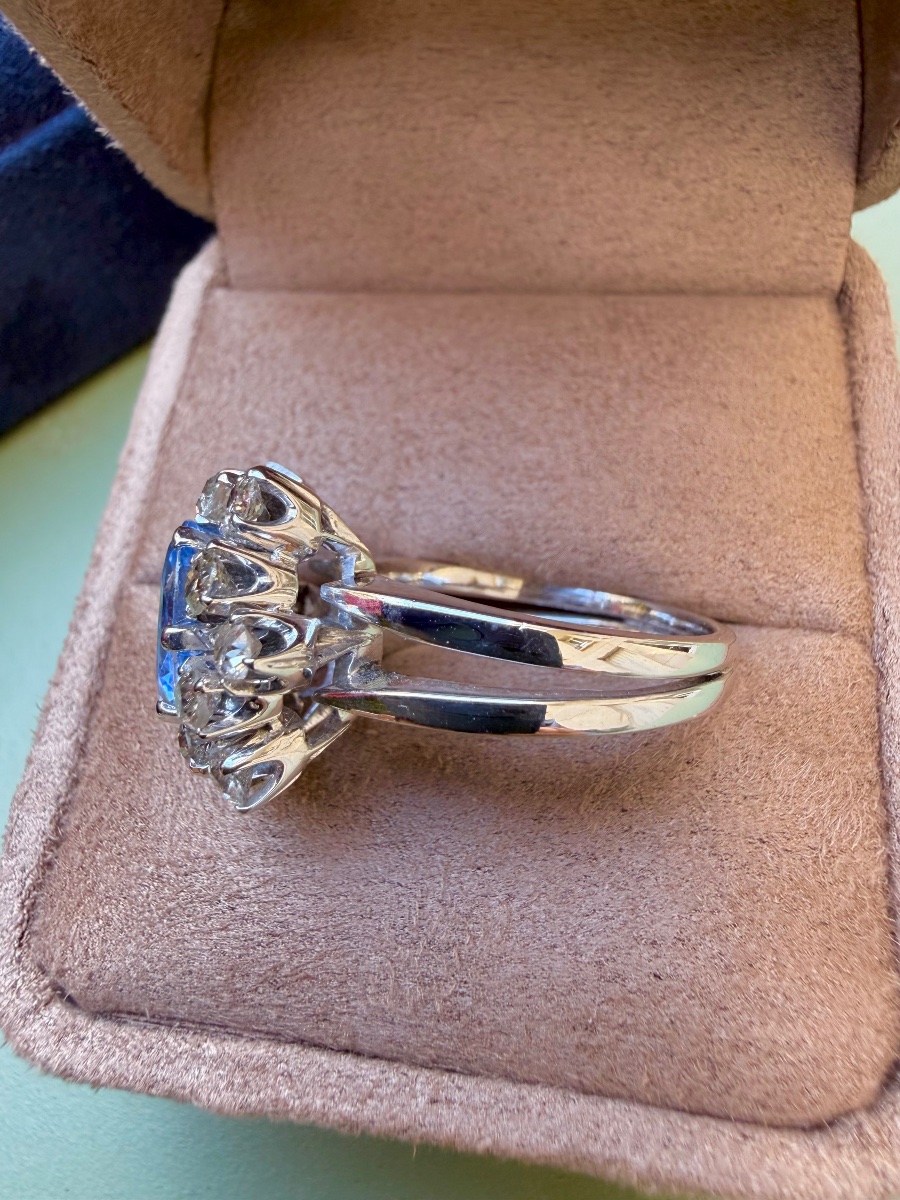 Bague entourage en or blanc saphir Ceylan et diamants -photo-5