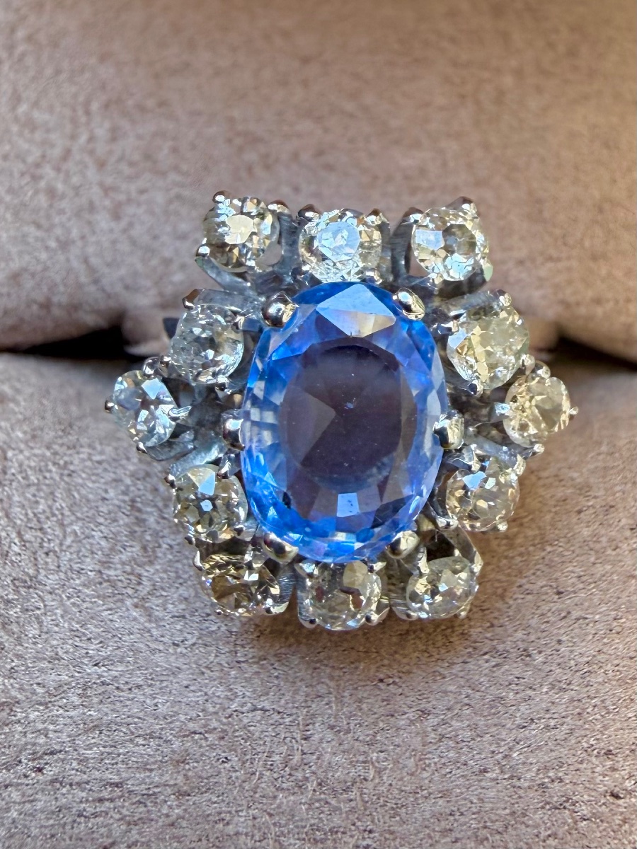 Bague entourage en or blanc saphir Ceylan et diamants 
