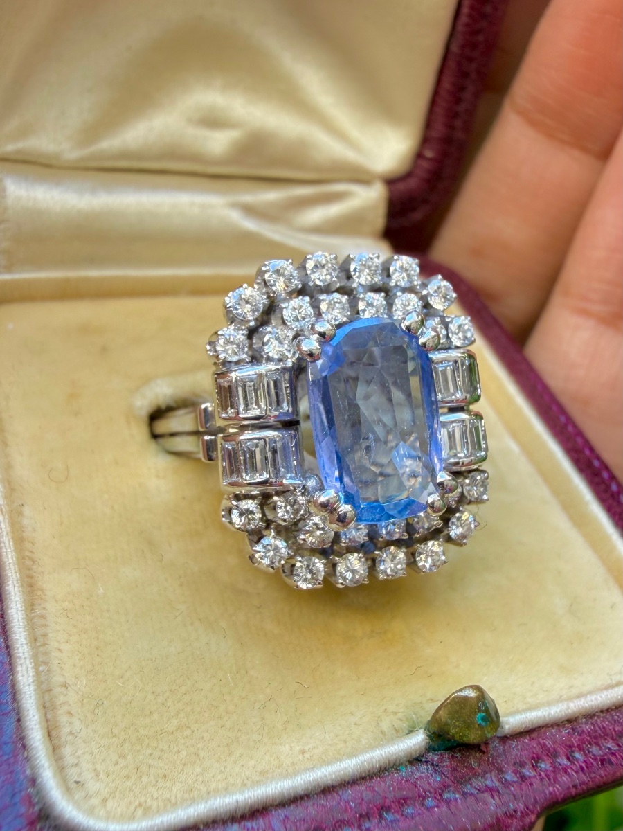 Bague Pompadour en or blanc saphir Ceylan et diamants -photo-3