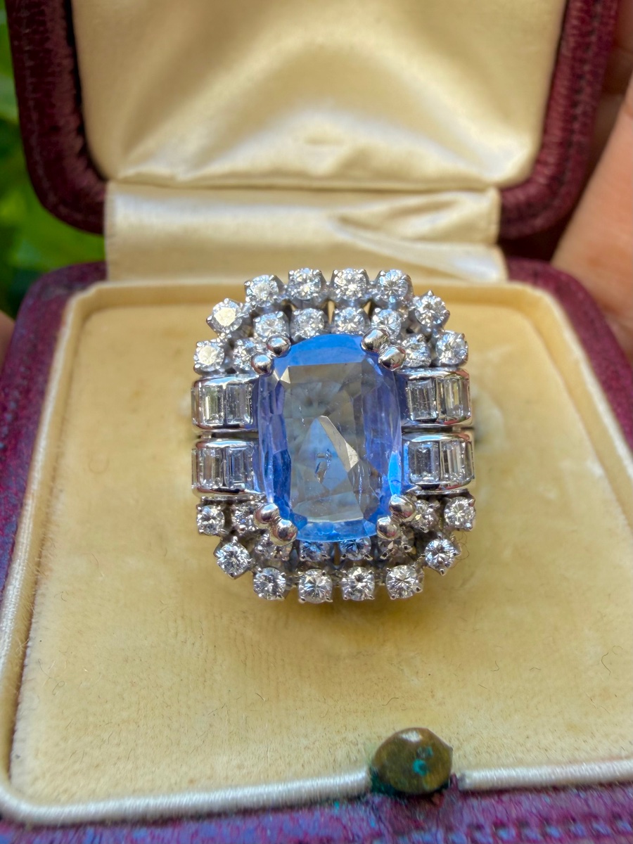Bague Pompadour en or blanc saphir Ceylan et diamants 