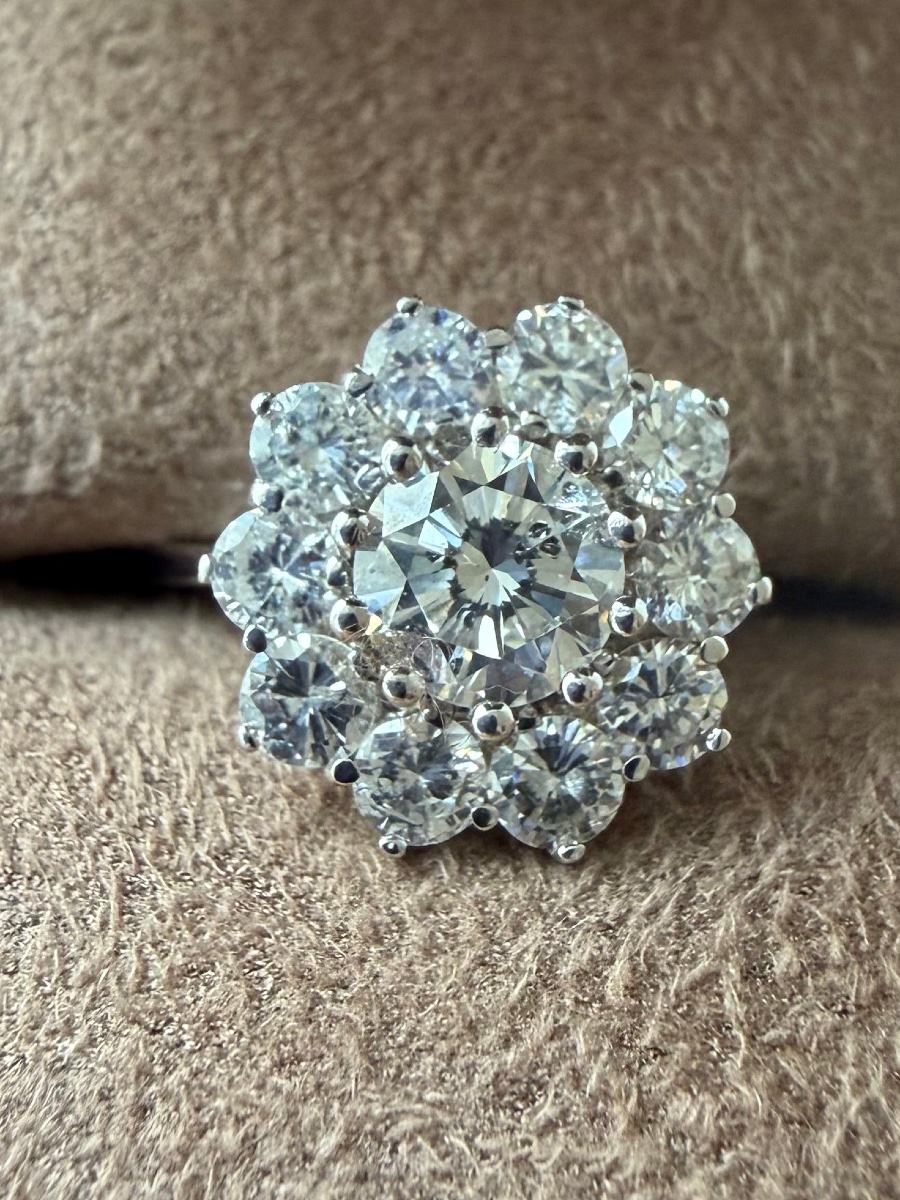 Marguerite Ring In White Gold And Diamonds -photo-2