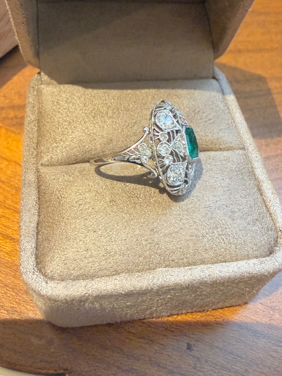 Bague entourage dentelle en or blanc émeraude et diamants-photo-4