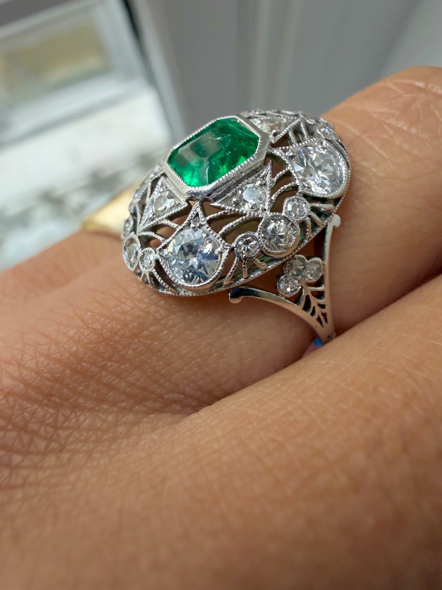 Bague entourage dentelle en or blanc émeraude et diamants-photo-1